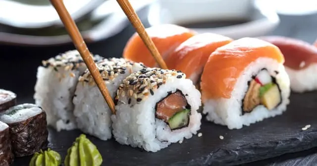 Inside-out-Rolls mit Lachs und Sesam, Stäbchen greifen zu